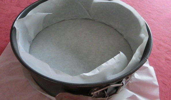 Preparamos el molde, con papel de hornear o film transparente.