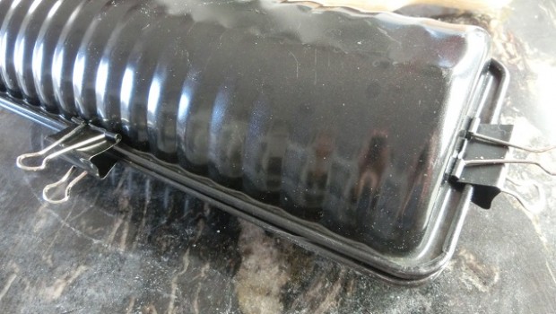 Y asegurarlo con los clips.