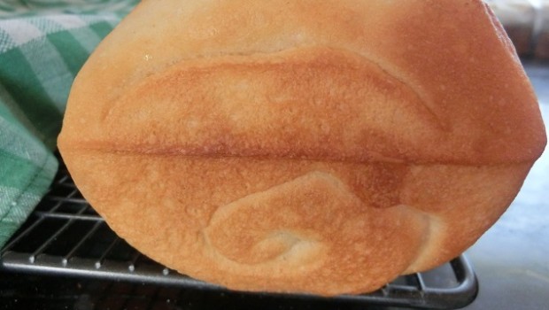 Colocamos sobre rejilla y cubrimos con un paño para dejarlo enfriar sin que se reseque en exceso.