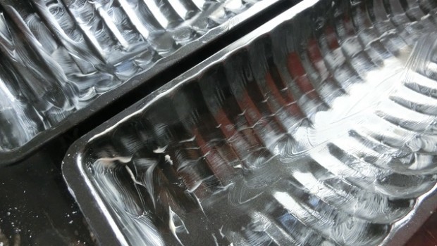 Engrasamos ambas partes del molde antes de colocar la masa.