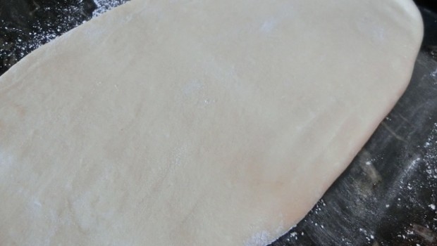 En la primera fermentación no debe gasificarse mucho. Además, la extendemos con rodillo.