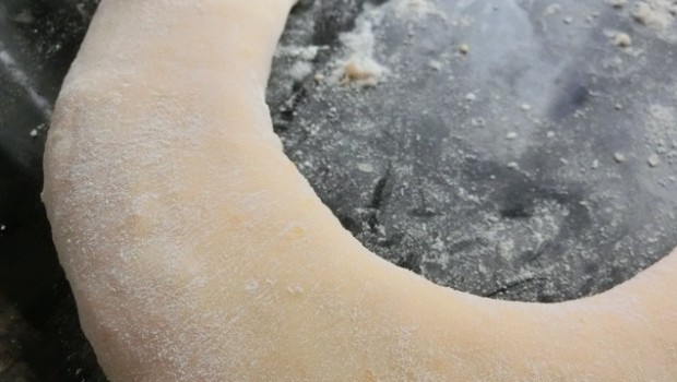 Un poco de harina ayuda en el estirado para no desgarrar.