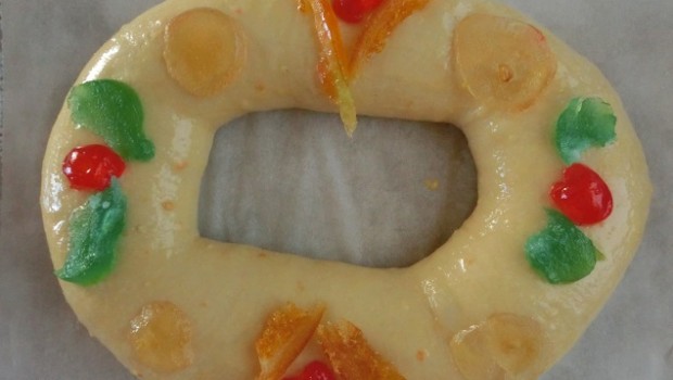 Pincelamos con huevo y adornamos.