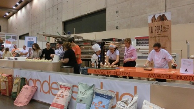 Panorámica: todos desarrollando recetas y masas.