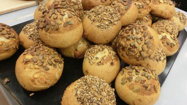 Los resultados: bollos de mostaza, queso curado y semillas.