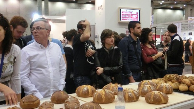 El público esperando que el pan se enfriara para la degustación final.