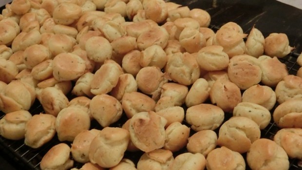 El heuvo y el azúcar deben estar espumosos... la almendra pesa mucho.