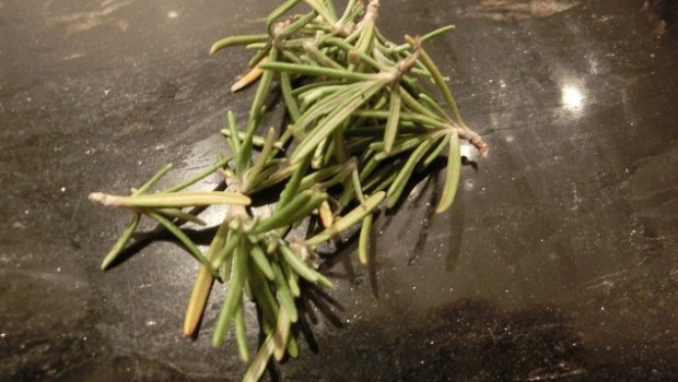 El romero fresco dará mucho aroma a la receta.