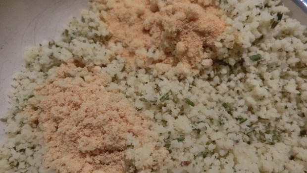 Quesos, romero y especias.