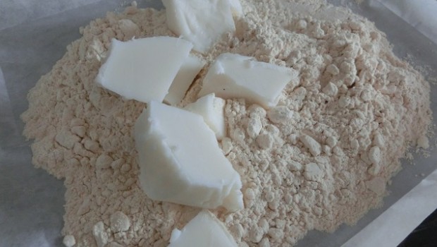 Añadir la manteca a la harina tostada FRÍA.