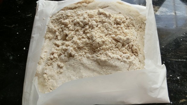 Compactado plegando el papel de hornear.