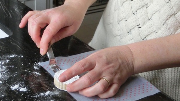 Hay que colocarlo en el borde superior del papel.