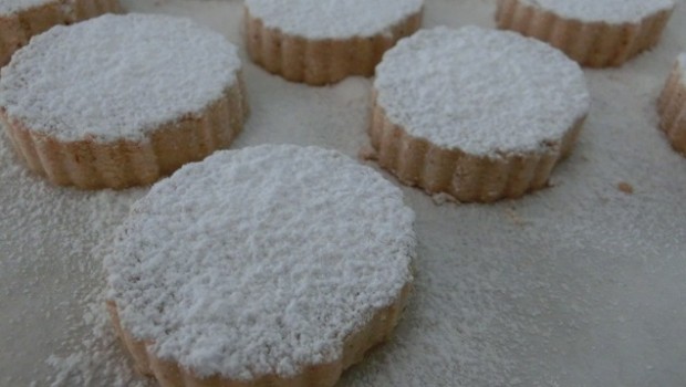 Espolvorear de azúcar glas cuando estén fríos.