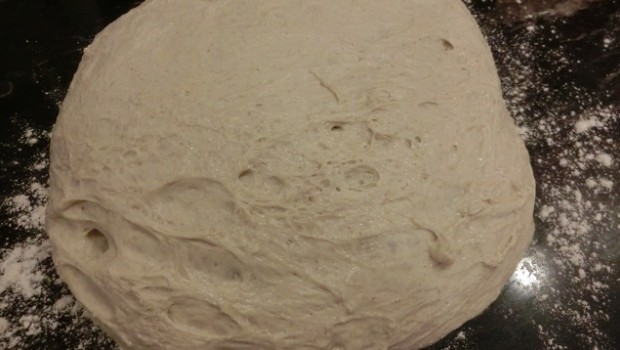 Plegamos el papel por encima, y luego por debajo.