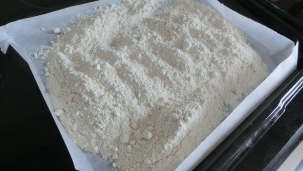 Sobre papel de hornear, que nos servirá de bandeja.