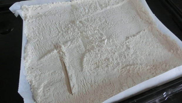 Extender bien la harina para tostarla.