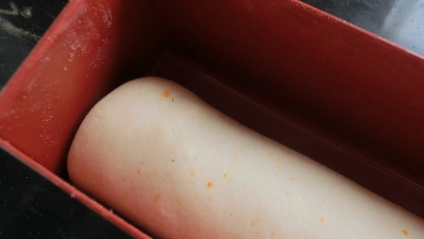 Colocar en el molde con el cierre abajo.