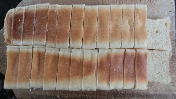Cortar el pan en rebanadas de algo más de un centímetro de grosor.
