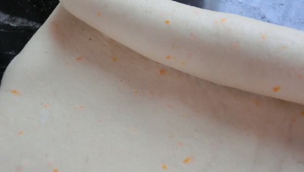 Debe evitarse usar harina extra para que selle bien la masa.