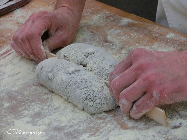 Formado en tableta del falso pan de chocolate y nueces, Agustí Costa