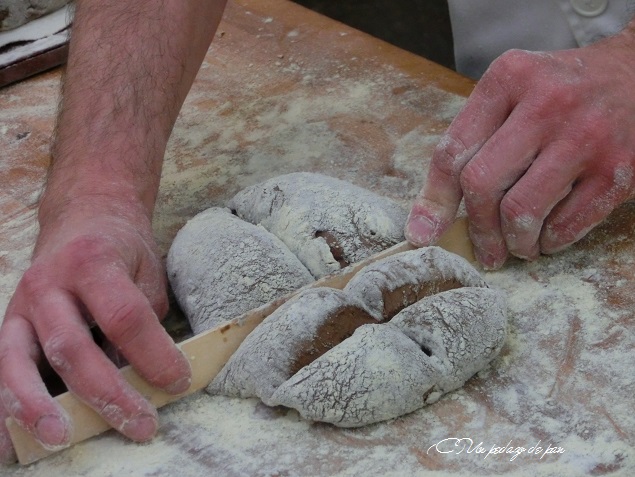 Formado en tableta del falso pan de chocolate y nueces, Agustí Costa
