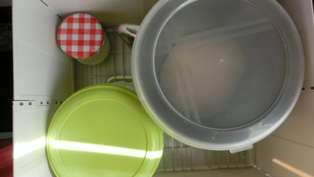 Cuenco de la amasadora y botes de masa madre.