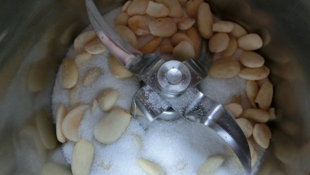 Moler las almendras con el azúcar.