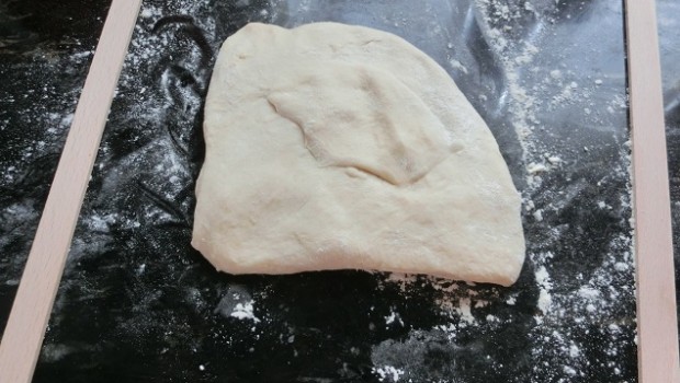 Cortamos porciones para extender con rodillo.