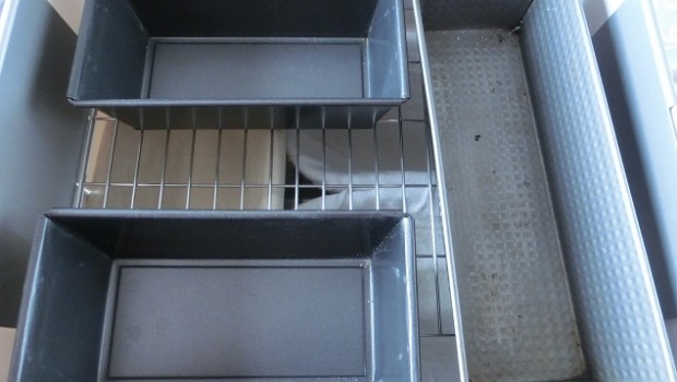 En realidad, habría que invertir y poner los moldes debajo, para que circule el aire caliente hacia arriba.