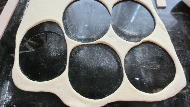 Con un cortapastas, sacamos círculos.