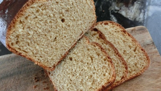 Dulzón y de miga cerrada, casi integral.