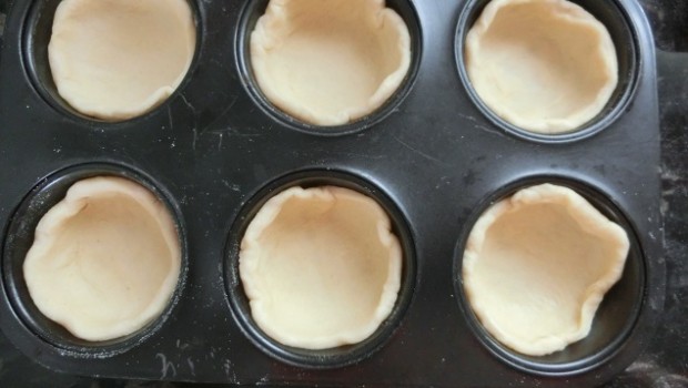 Bien extendidos y relajados, forramos los moldes.