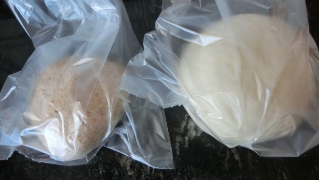 Al cabo de unas horas de fermentación, desgasificar y guardar en nevera toda la noche.