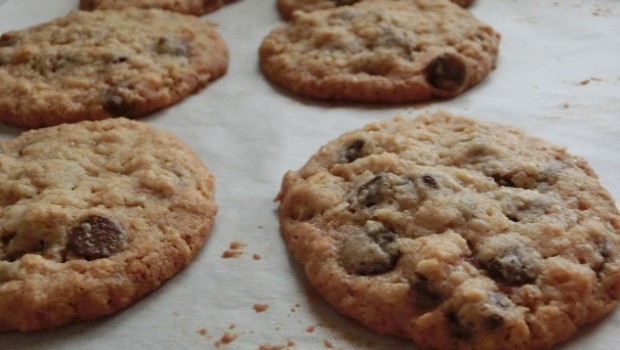 Galletas recién horneadas, con chips de chocolate.