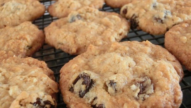 Galletas recién horneadas, con pasas.