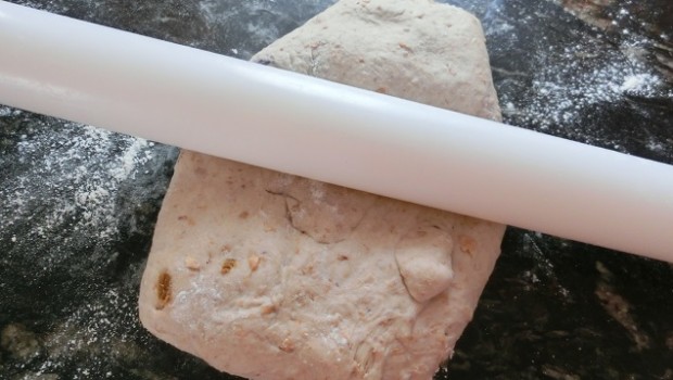 Conviene estirar con rodillo para desgasificar bien.