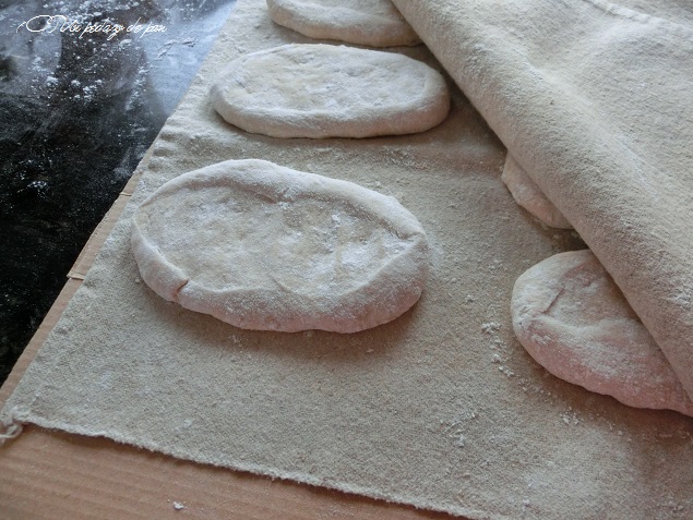 Molletes, sobre lino y cartón para evitar que se enfríen.