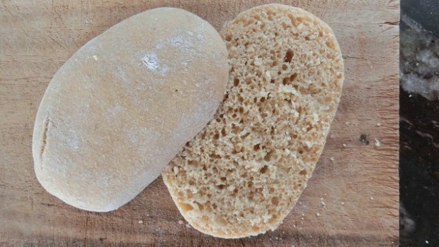 Un mollete, reposado y abierto.