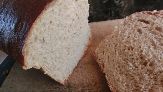 Un pan de tostadas y sandwiches.