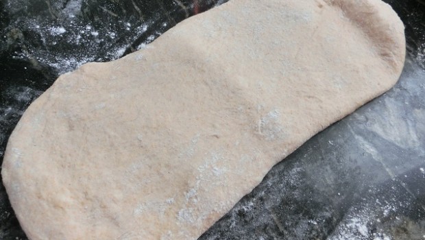 Tras la fermentación, dividimos y estiramos con rodillo.