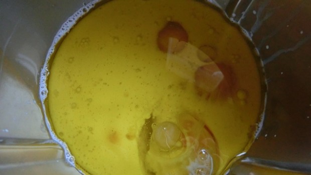 En un batidora, azúcar, leche sin lactosa, huevos y aceite.