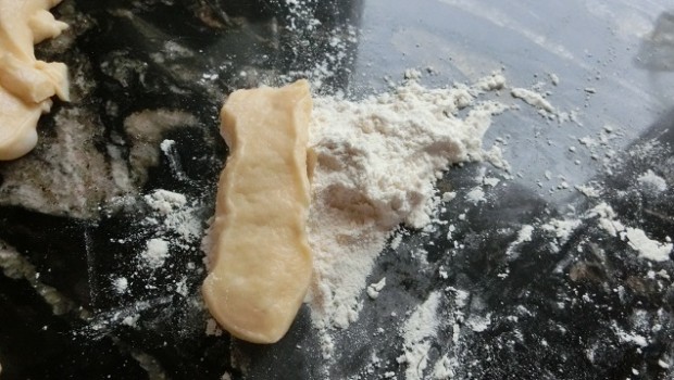 Para formar, una de las caras la enharinamos un poco.