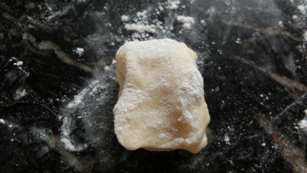 Doblamos sobre sí misma, ya tenemos dos caras enharinadas.