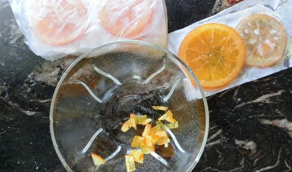 Trocear las naranjas confitadas.