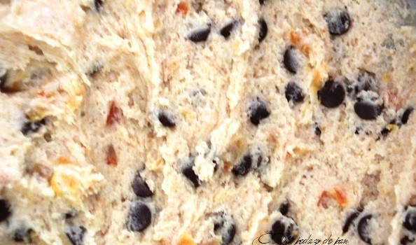 La masa recién mezclada merece un reposo, para que la harina integral absorba bien el huevo.