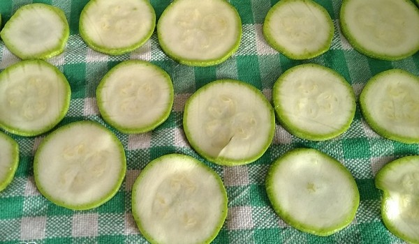 El calabacín, con sal, suelta agua y se vuelve flexible.