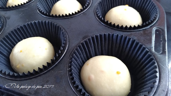 Bolas de 50 g en molde magdalena con papel.