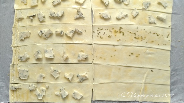 Con cortapizza, en 12 tiras, y gorgonzola.